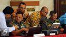 Panglima TNI, Jenderal TNI Gatot Nurmantyo (duduk kiri) menerima penjelasan saat mengisi SPT Tahunan di Mabes TNI, Jakarta, Rabu (30/3/2016). Sebelumnya Panglima TNI mengisi SPT Tahunan menggunakan E Filling. (Liputan6.com/Helmi Fithriansyah)