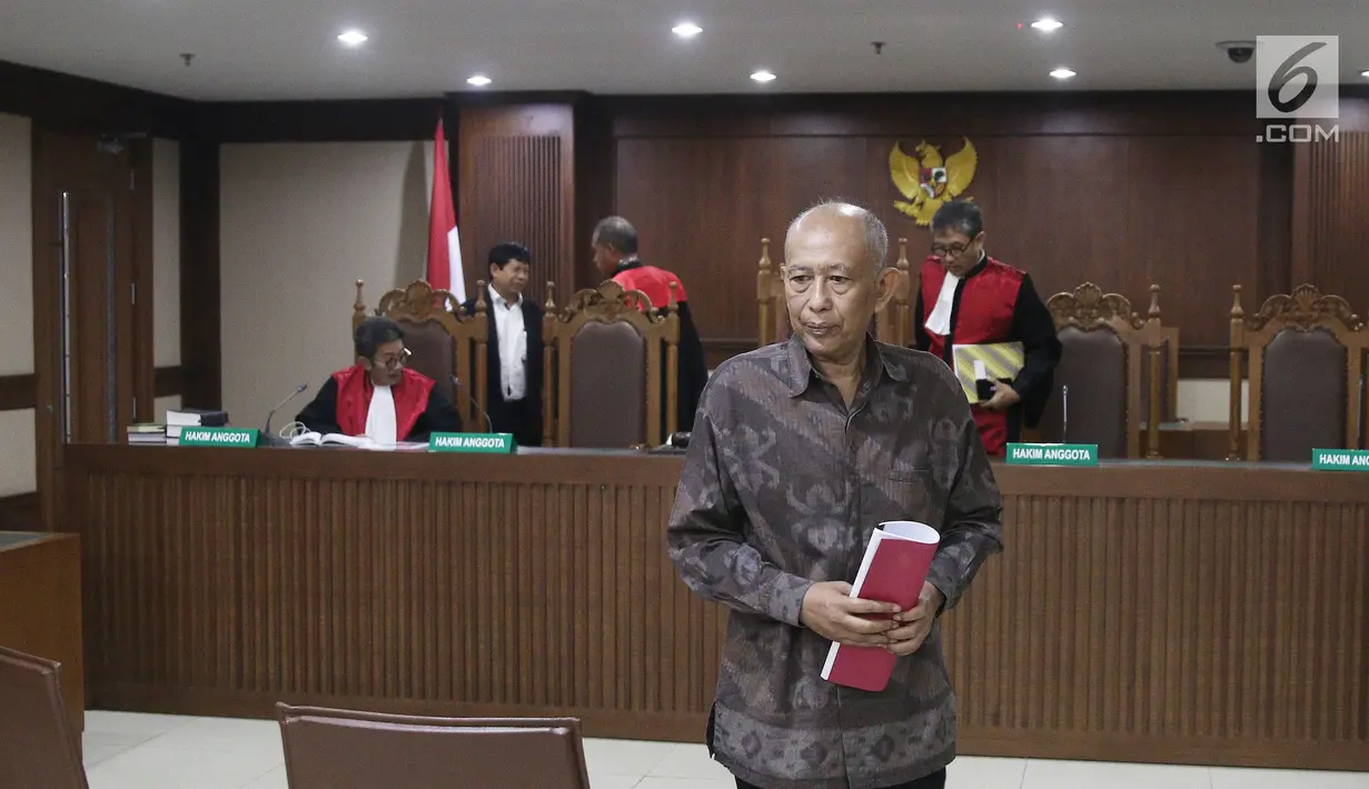 Terdakwa PT Nusa Kontruksi Enjiniring (NKE) diwakili oleh Direktur Utama Djoko Eko Suprastowo seusai menjalani sidang perdana di Pengadilan Tipikor, Jakarta, Kamis (11/10). Sidang perdana ini beragenda pembacaan dakwaan. (Liputan6.com/Herman Zakharia)