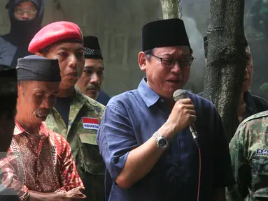  Ketua Umum PP PPP muktamar Jakarta Djan Faridz menangis saat menghadiri pemakaman di rumah duka Didin Bolewan di Mlati,Sleman, Yogyakarta (18/4). Didin meninggal usai mengikuti takbir akbar PPP 17/4 kemarin. (Liputan.com/Boy Harjanto)