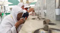 Jemaah Haji Indonesia sedang minum di Masjid Nabawi, Madinah. Darmawan/MCH
