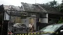 Kondisi salah satu rumah yang rusak setelah selang saluran gas milik Perusahaan Gas Negara (PGN) meledak, di Cimanggu Residence, Tanah Sereal, Kota Bogor, Rabu (14/2). Bunyi ledakan terdengar di kediaman Grace Tini Halim. (Liputan6.com/Achmad Sudarno)