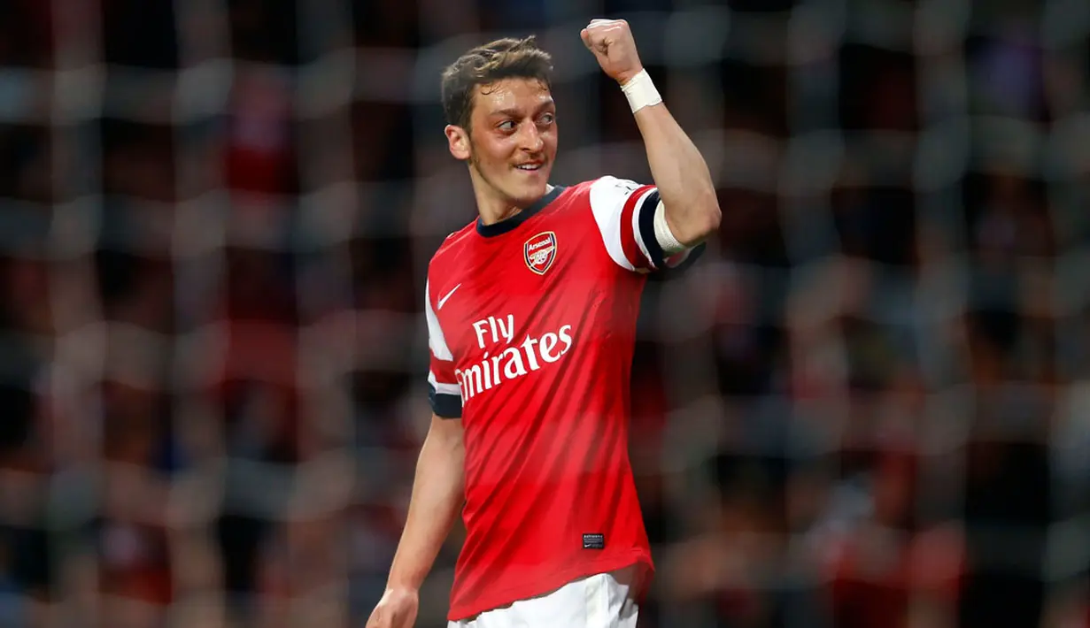 Selebrasi ala Mesut Ozil usai mencetak gol ke gawang Newcastle United saat pertandingan Liga Primer Inggris di Stadion Emirates, London (28/4/2014). (REUTERS/Eddie Keogh)