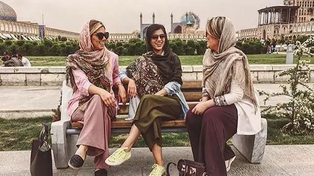 Nampak tiga perempuan difoto di Imam Square, Isfahan dengan baju yang bergaya. Foto: Instagram @richkidsofTehran
