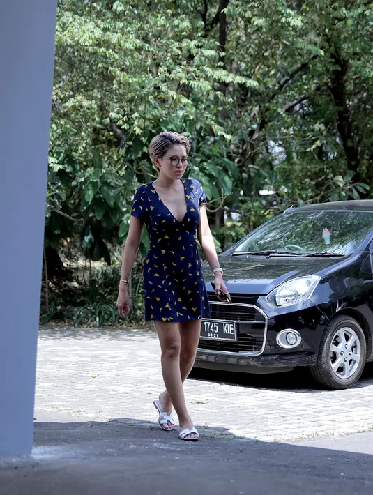 Masih ditempat yang sama, pemeran film Comic 8: Casino Kings mengaku sudah lama tidak lagi berkomunikasi dengan suami Nafa. Meski Zack beberapa kali menghubunginya. (Nurwahyunan/Bintang.com)