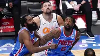 Pebasket Brooklyn Nets, James Harden dan DeAndre Jordan berusaha menghalau pebasket Orlando Magic, Nikola Vucevic, pada laga NBA, Sabtu (16/1/2021). Nets menang dengan skor 122-115. (AP Photo/Mary Altaffer)