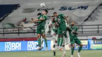 Duel sengit antara Persebaya Surabaya kontra PSS Sleman dalam lanjutan BRI Liga 1 2021/2022, Sabtu (29/1/2022). (Dok PSS)