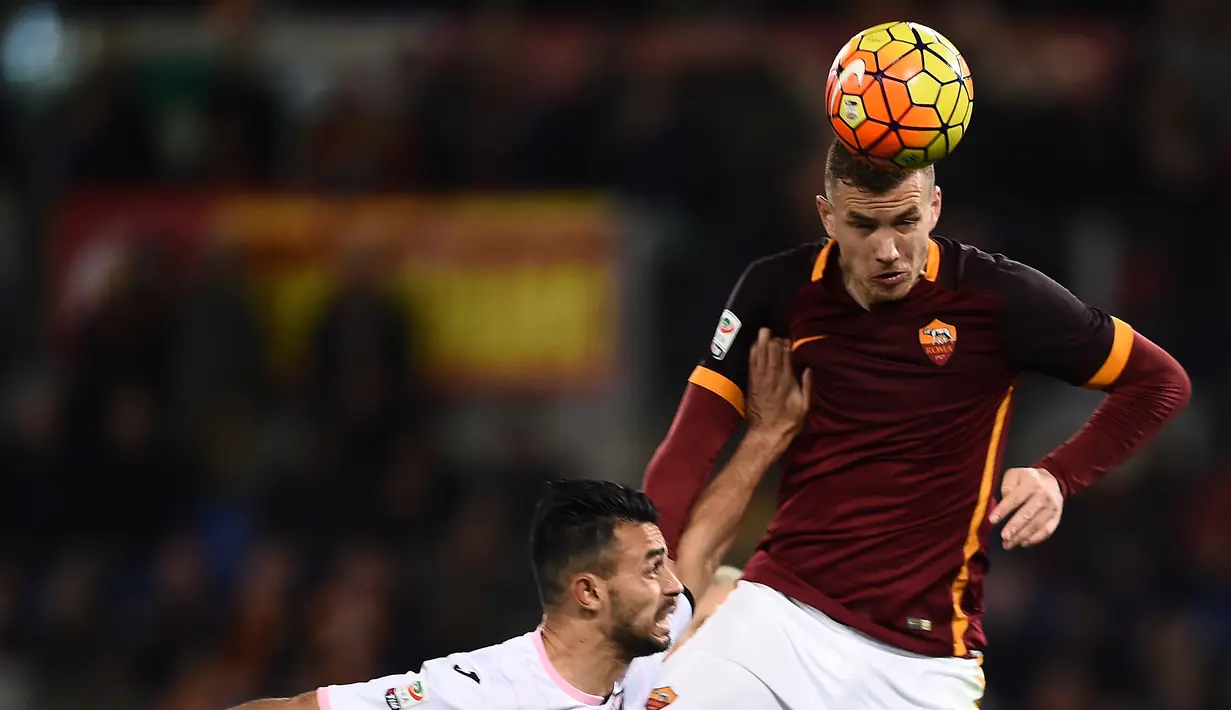 Pemain AS Roma, Edin Dzeko (kanan), saat mencetak gol melalui sundulan ke gawang Palermo dalam lanjutan Serie A Italia di Stadion Olimpico, Roma, Senin (22/2/2016) dini hari WIB. (AFP/Filippo Monteforte)