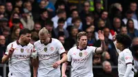 Pemain Manchester City Kevin De Bruyne (kedua kiri) berselebrasi setelah mencetak gol ke gawang Crystal Palace dalam laga lanjutan Liga Inggris 2023/2024 di Selhurst Park, Sabtu (6/4/2024) malam WIB. (Ben Stansall / AFP)