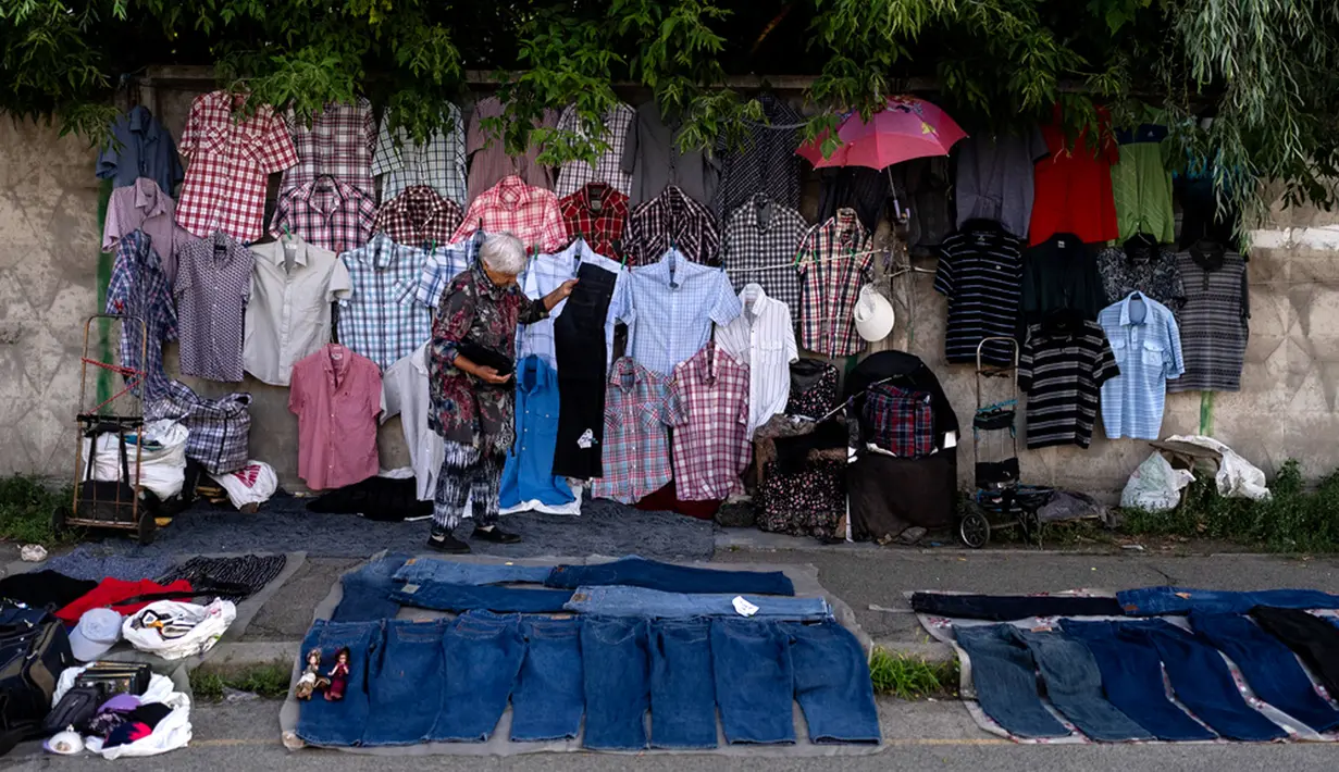 Pemburu barang antik, kolektor, dan banyak lainnya pun melihat-lihat barisan pernak-pernik dan barang-barang usang yang tampaknya tak ada habisnya. (AP Photo/Jae C. Hong)