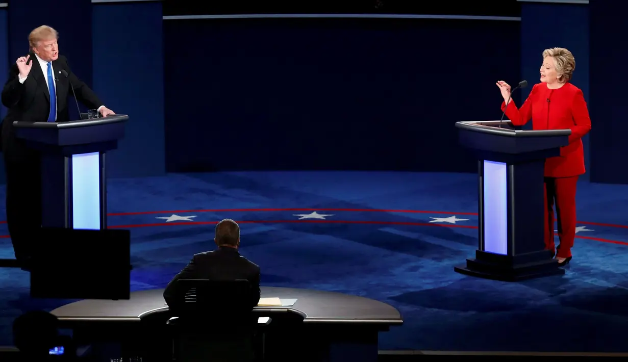 Calon presiden AS dari Partai Republik, Donald Trump dan rivalnya dari Partai Demokrat, Hillary Clinton saling mengemukakan paparan mereka dalam acara debat capres pertama di Hofstra University, New York, Senin (26/9). (REUTERS/Adrees Latif)