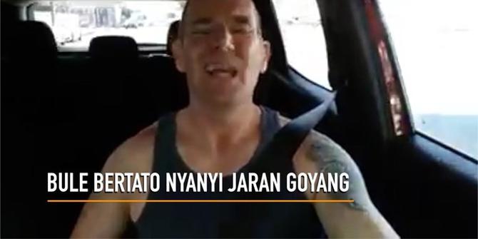 VIDEO: Bule Bertato Nyanyi Jaran Goyang Sambil Nyetir