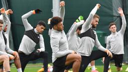 Para pemain Liverpool tampak serius saat melakukan sesi latihan jelang laga Liga Champions di Liverpool, Selasa (12/9/2017). Liverpool akan berhadapan dengan Sevilla. (AFP/Anthony Devlin)