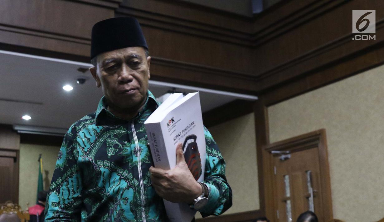 Terdakwa penerimaan suap terkait pembahasan tambahan anggaran dalam APBN P 2018, Amin Santono usai menjalani sidang pembacaan tuntutan di Pengadilan Tipikor, Jakarta, Senin (21/1). Amin dituntut hukuman 10 tahun penjara. (Liputan6.com/Helmi Fithriansyah)