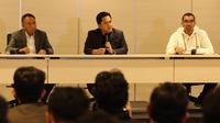 Ketua umum PSSI, Erick Thohir (tengah) didampingi wakil ketua Zainudian Amali dan anggota Komite Eksekutif, Arya Sinulingga dalam sesi konferensi pers di Menara Danareksa Jakarta, Kamis (20/7/2023) petang WIB. (Bola.com/Abdul Aziz)