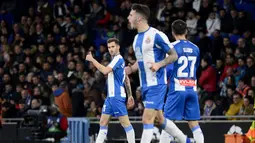 Perayaan gol pemain Espanyol sempat memperkecil ketertinggalan pada menit ke-15 pada laga lanjutan La Liga yang berlangsung di stadion Cornellà-El Prat, Espanyol, Senin (28/1). Espanyol tumbang 2-4 kontra Real Madrid. (AFP/Josep Lago)