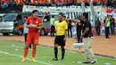 Kapten tim Persija Jakarta, Fabiano (kiri), mendengarkan arahan Benni Dollo saat berlaga di Stadion GBK, (10/8/2014). (Liputan6.com/Helmi Fithriansyah)