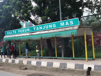 Suasana sekitar Halte Perum Tanjung Mas, Jakarta, Rabu (6/2). Proyek peninggian trotoar yang tidak diimbangi dengan renovasi halte menyebabkan bangku di halte tersebut menjadi pendek dan tidak layak untuk digunakan. (Liputan6.com/Immanuel Antonius)