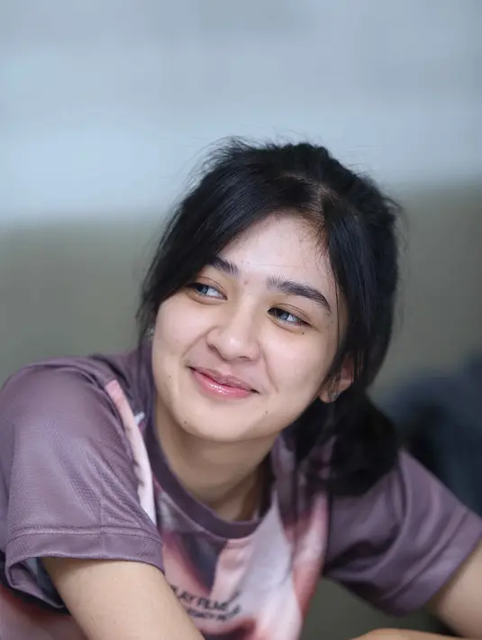 Selain perlengkapan dan obat, pemeran Moza dalam film yang sedang diproses itu menyiapkan banyak makanan. Begitu juga dengan ibunya yang tidak bisa jauh dari makanan nasi. (Nurwahyunan/Bintang.com)