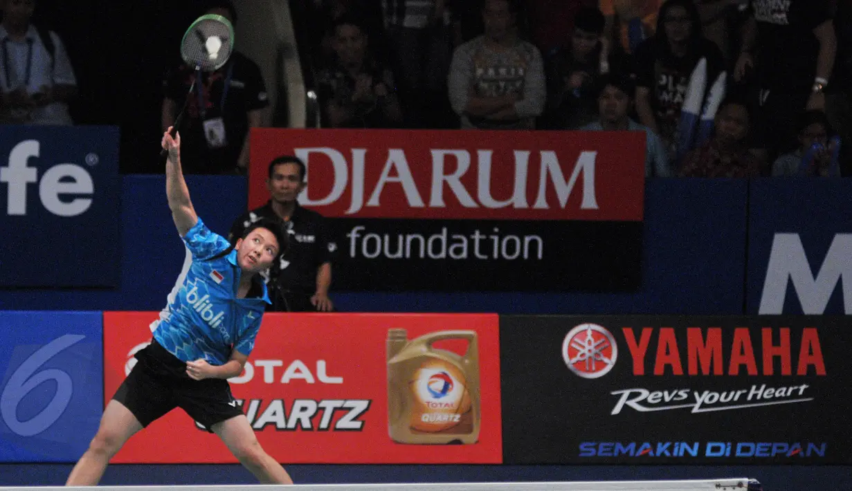 Aksi Liliyana Natsir di perempat final Indonesia Open Superseries Premier 2015, Jakarta, Jumat (5/6/2015). Tontowi/ Liliyana menang atas ganda Tiongkok Liu Cheng/ Bao Yixin dengan skor 2-0 (21-15 dan 21-18). (Liputan6.com/Herman Zakharia)