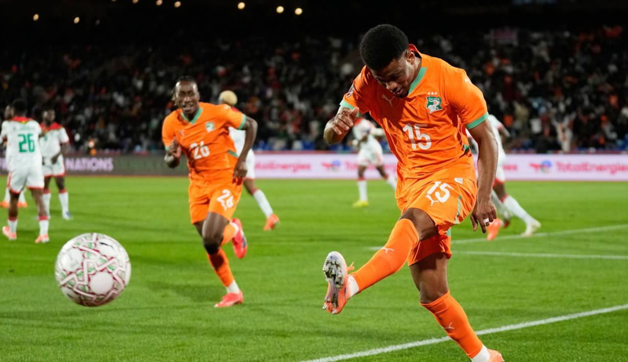 Tak berhenti sampai di situ, 12 menit berselang Amad kembali jadi pembeda. Ia mengirimkan assist matang kepada Yan Diomande, yang melepaskan tembakan melengkung dari dalam kotak penalti. Bola meluncur mulus ke gawang setelah Koffi salah mengantisipasi arah tembakan. (AP Photo/Themba Hadebe)