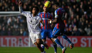 Bek Crystal Palace asal Inggris #06, Marc Guehi (kanan), menyundul bola menjauh dari penyerang Manchester United asal Belanda #11, Joshua Zirkzee (kiri), dalam pertandingan Liga Inggris antara Crystal Palace dan Manchester United di Selhurst Park, London selatan, pada 30 November 2025.
(Glyn KIRK/AFP)