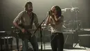 Gambar yang dirilis oleh Warner Bros menunjukkan Bradley Cooper dan Lady Gaga dalam adegan film "A Star is Born." Dalam film ini, Lady Gaga memerankan sosok Ally yang memiliki karakter polos dan pemalu. (Neal Preston/Warner Bros via AP)