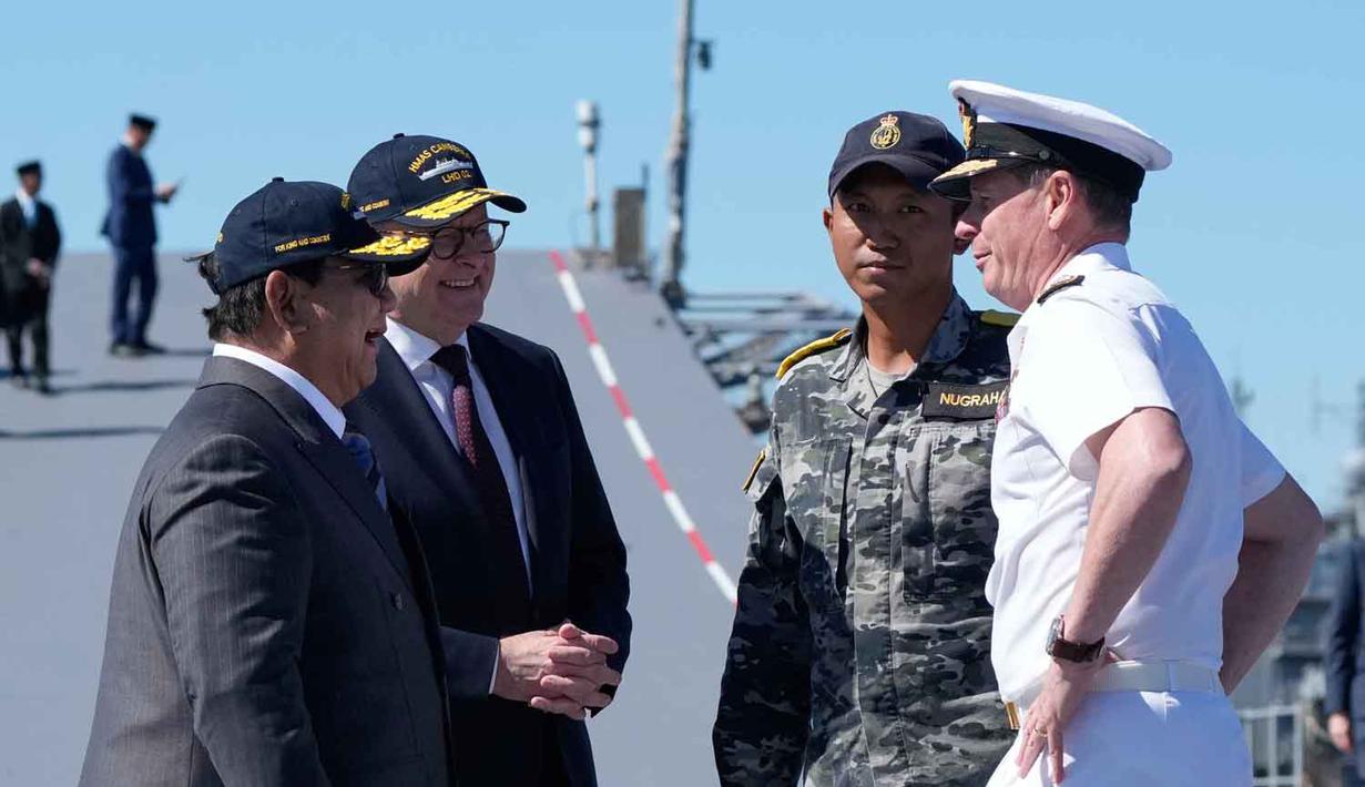 Kunjungan Prabowo ke HMAS Canberra menjadi simbol eratnya hubungan Indonesia dan Australia sebagai dua negara maritim yang saling menghormati dan berkomitmen menjaga stabilitas serta perdamaian di kawasan Indo-Pasifik. Tampak dalam foto, Presiden Indonesia Prabowo Subianto (kiri) dan Perdana Menteri Australia Anthony Albanese (kedua dari kiri) berbicara dengan personel militer di atas kapal HMAS Canberra di pangkalan armada Kuttabul di Sydney, Australia, Rabu 12 November 2025. (AP Photo/Rick Rycroft)