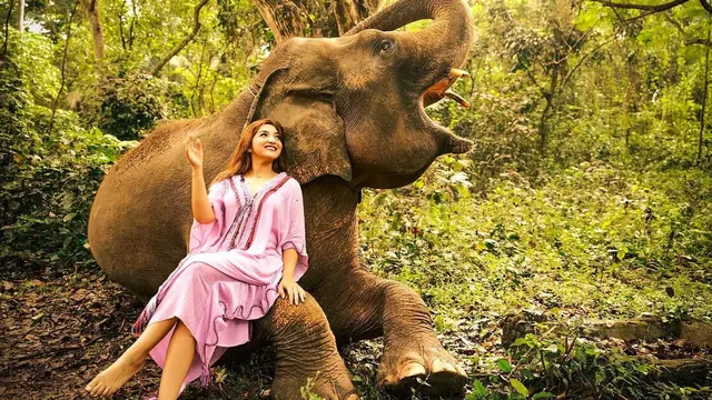 7 Pemotretan Ashanty Bersama Gajah di Bali Ini Curi Perhatian