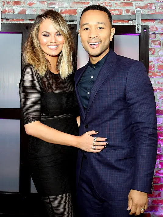 Menurut seorang sumber, John tidak merasa malu dengan kejadian yang menimpa istrinya itu. Justru ia memuji bahwa saat itu istrinya terlihat cantik dan seksi. Ketika angin menerbangkan gaun istrinya, itu hanya kecelakaan kecil. (AFP/Bintang.com)