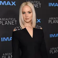 Memiliki jadwal yang super padat kerap terjadi di kalangan selebriti, bahkan mereka juga tak jarang lupa akan kesehatan tubuhnya. Seperti yang terjadi pada Jennifer Lawrence, yang kondisinya sudah lemah di tengah penampilannya. (AFP/JAMIE MCCARTHY)