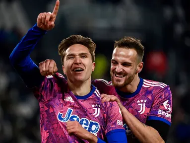 Pemain Juventus Federico Chiesa (kiri) merayakan golnya ke gawang Monza pada pertandingan sepak bola babak 16 besar Coppa Italia di Stadion Juventus, Turin, Italia, 19 Januari 2023. Juventus menang 2-1 atas Monza. (Marco Alpozzi/LaPresse via AP)