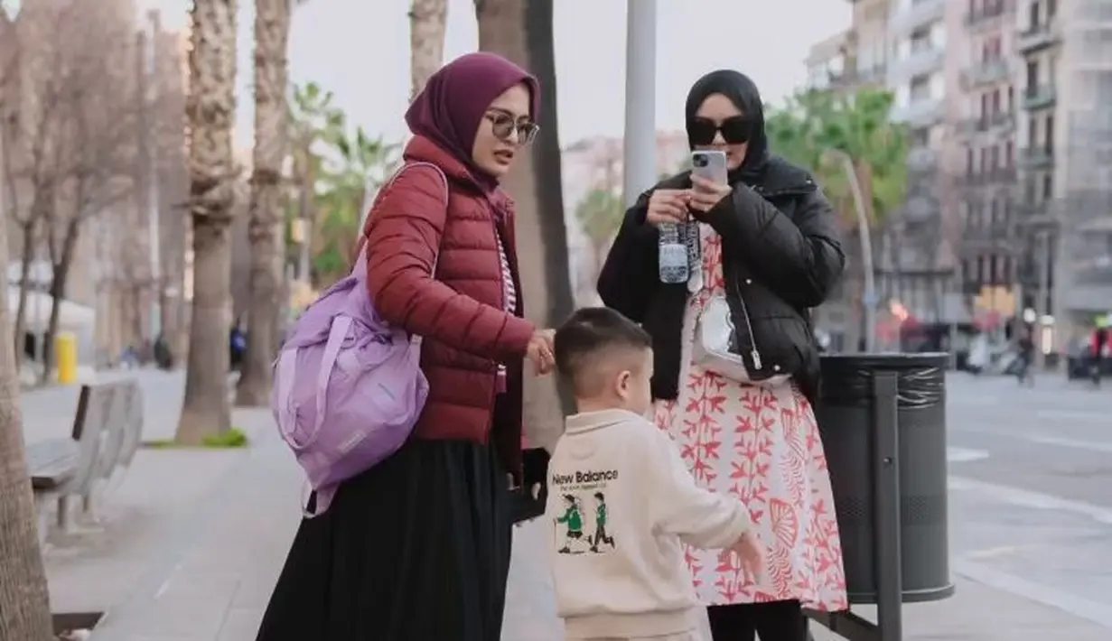 Dalam perjalanan ini, Livia juga menikmati momen seru bersama rombongan. Ia tampak bahagia berdiri di samping Nagita Slavina, yang mengenakan jaket merah dan mendorong stroller Rayyanza. Kebersamaan dengan Sus Rini dan tim lainnya semakin menambah kesan hangat dalam perjalanan. (Liputan6.com/IG/@liviajunitaa)