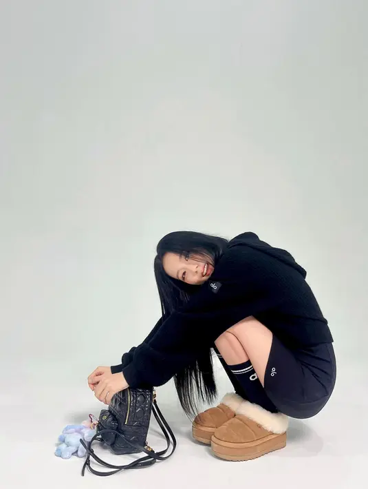 Gaya kasual dengan jaket hoodie berwarna hitam, Jisoo BLACKPINK tampil cantik dan manis di photoshoot ini. [Foto: Instagram/sooyaaa__]