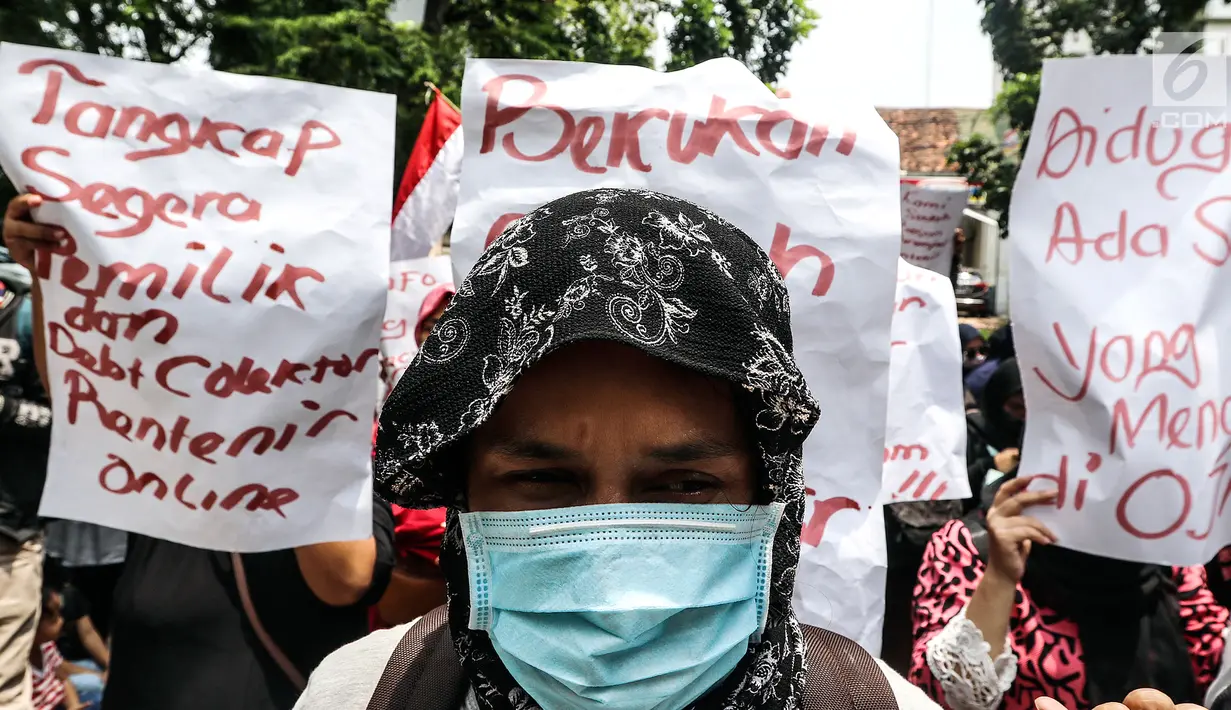 Masa yang tergabung gerakan bela korban pinjaman online menggelar aksi di depan PN Jakarta Pusat, Jakarta, Rabu (6/2). Mereka menuntut hakim untuk memberikan keadilan kepada korban rentenir online. (Liputan6.com/Johan Tallo)