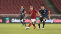 Pemain Timnas Indonesia U-19, Egy Maulana Vikri melewati pemain Jepang U-19 di Stadion Utama GBK, (24/3/2018). Indonesia U-19 Kalah 1-4. (Bola.com/Nicklas Hanoatubun)