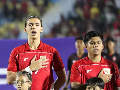 Pemain Timnas Indonesia U-23, Dion Markx menyanyikan lagu Indonesia Raya saat laga Gurp J Kualifikasi Piala Asia U-23 2026 melawan Makau di Gelora Delta Sidoarjo, Sabtu (06/09/2025). (Bola.com/Abdul Aziz)