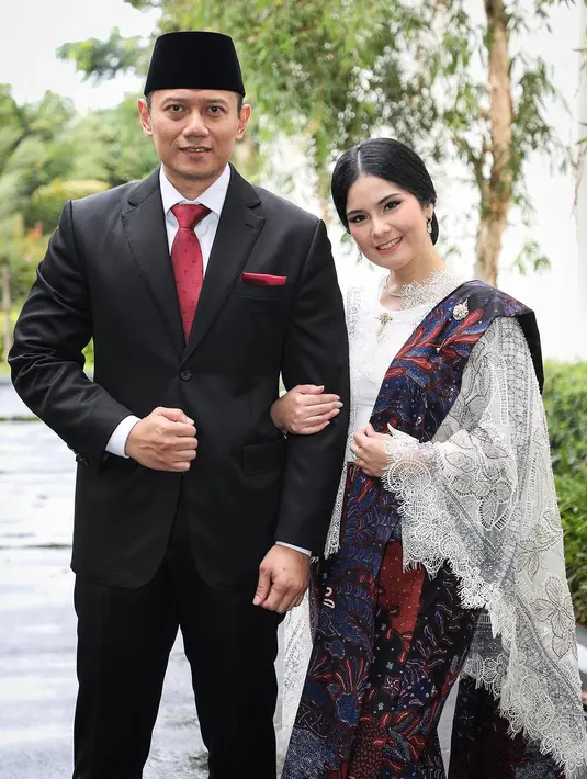 Cantiknya Annisa Pohan berpose berdampingan dengan sang suami. Ia memadukan kebaya putih bersiluet modern dengan kain batik bernuansa kehitaman bermotif floral yang cantik sebagai rok dan selendang. [Foto: Instagram/annisayudhoyono]