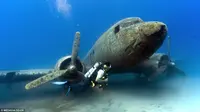 Melihat Tempat Bermain Bawah Laut dari Pesawat Perang Dunia Dua