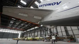 Pesawat Antonov An-124 Ruslan saat direnovasi di pabrik pesawat Antonov di Kiev, Ukraina (15/5/2019). Selain tipe yang terbesar An-225 Mriya, beberapa pesawat berukuran sedang juga diproduksi di pabrik ini. (Reuters/Valentyn Ogirenko)