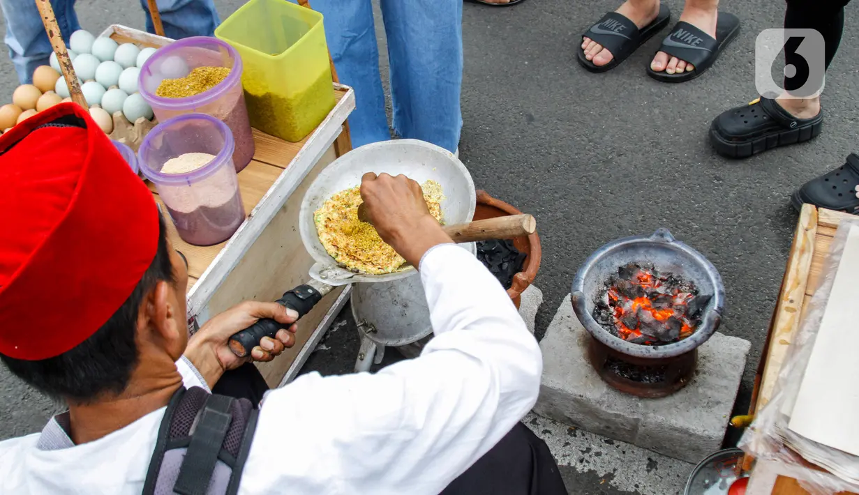 Tempat ini menyediakan berbagai menu manis hingga jajanan ringan yang biasanya disantap untuk takjil saat berbuka puasa. (Liputan6.com/Johan Tallo)