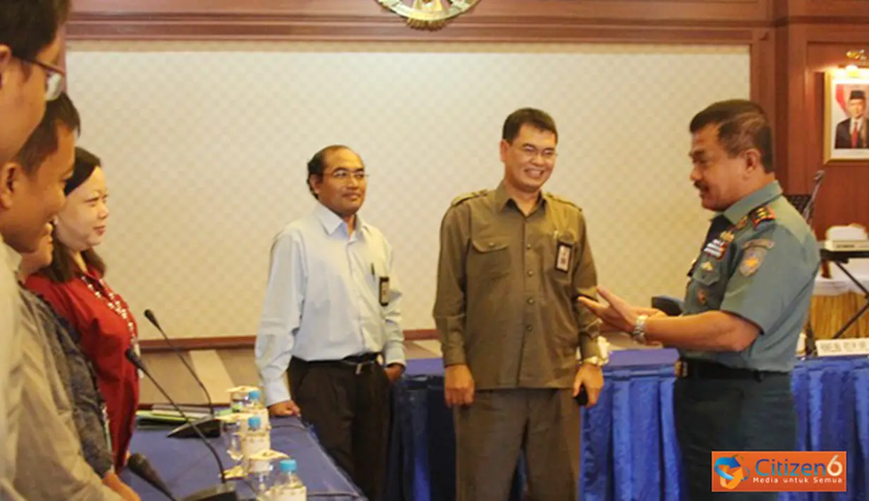 Citizen6, Jakarta: Pangkolinlamil Laksda TNI S.M. Darojatim menyambut kedatangan Tim BPK RI yang akan melaksanakan wasrik di Kolinlamil, Selasa (9/10). (Pengirim: Dispenkolinlamil).