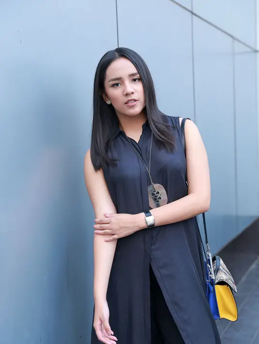 Penyanyi jebolan ajang pencarian bakat ini mengaku jatuh hati dengan sosok Adri yang dewasa, ia mengenal Adri pada awal tahun dikenalkan oleh temannya. (Galih W. Satria/Bintang.com)