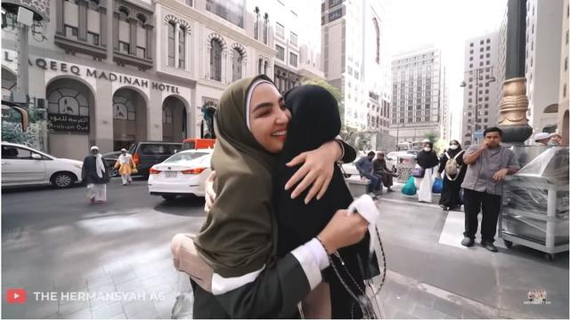 Sama-Sama Jalani Umrah, Ini 6 Momen Pertemuan Ashanty dan Ayu Dewi di Madinah