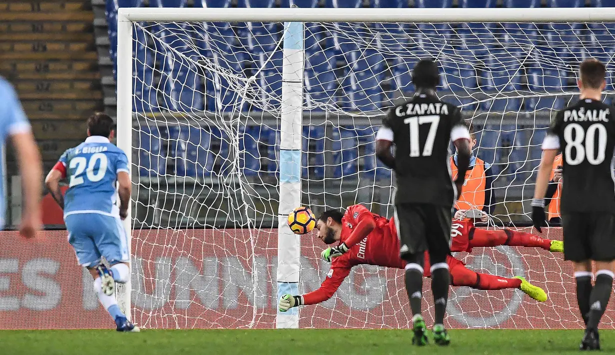 Pemain Lazio, Lucas Biglia (kiri) mencetak gol lewat penalti saat melawan AC Milan pada laga Serie A di Olympic stadium, Rome (13/2/2017). Lazio bermain imbang 1-1 dengan Milan. (EPA/Alessandro Di Meo)