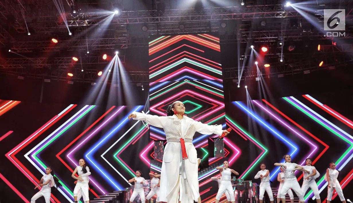 Aksi panggung penyanyi Siti Badriah tampil dalam malam puncak Hut SCTV ke-28 di ICE BSD, Tangerang, Jumat (24/8). Dalam penampilannya mereka membawakan lagu berjudul "Lagi Syantik". (Liputan6.com/Faizal Fanani)
