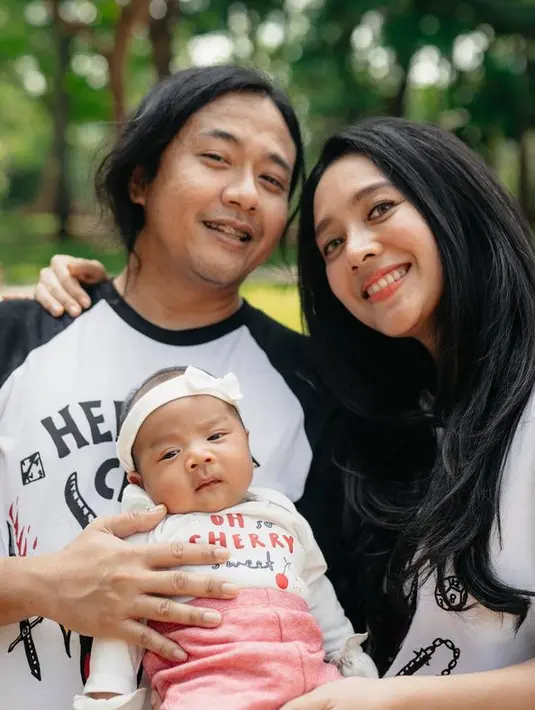 Kini setelah Sanne lahir, Dea pastinya bahagia tapi tetap baginya tak mudah merawat sang putri.(instagram.com/dea_ananda)