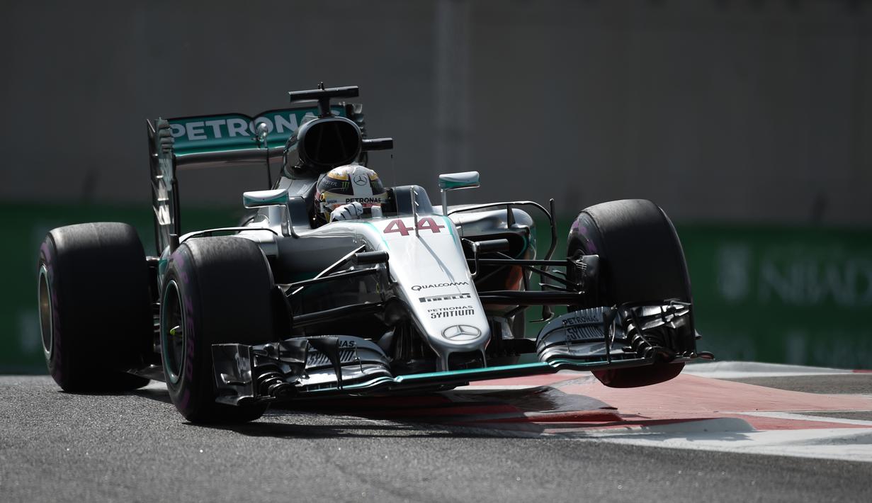 Pebalap Mercedes, Lewis Hamilton, menguasai latihan bebas F1 GP Abu Dhabi di Sirkuit Yas Marina, Jumat (25/11/2016). (AFP/Mohammed Al-Shaikh)