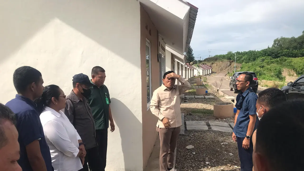 Inspektur Jenderal Perumahan dan Kawasan Permukiman (PKP), Heri Jerman saat melakukan pemeriksaan proyek perumahan untuk warga eks Timor Timur di NTT (Liputan6.com/Ola Keda)
