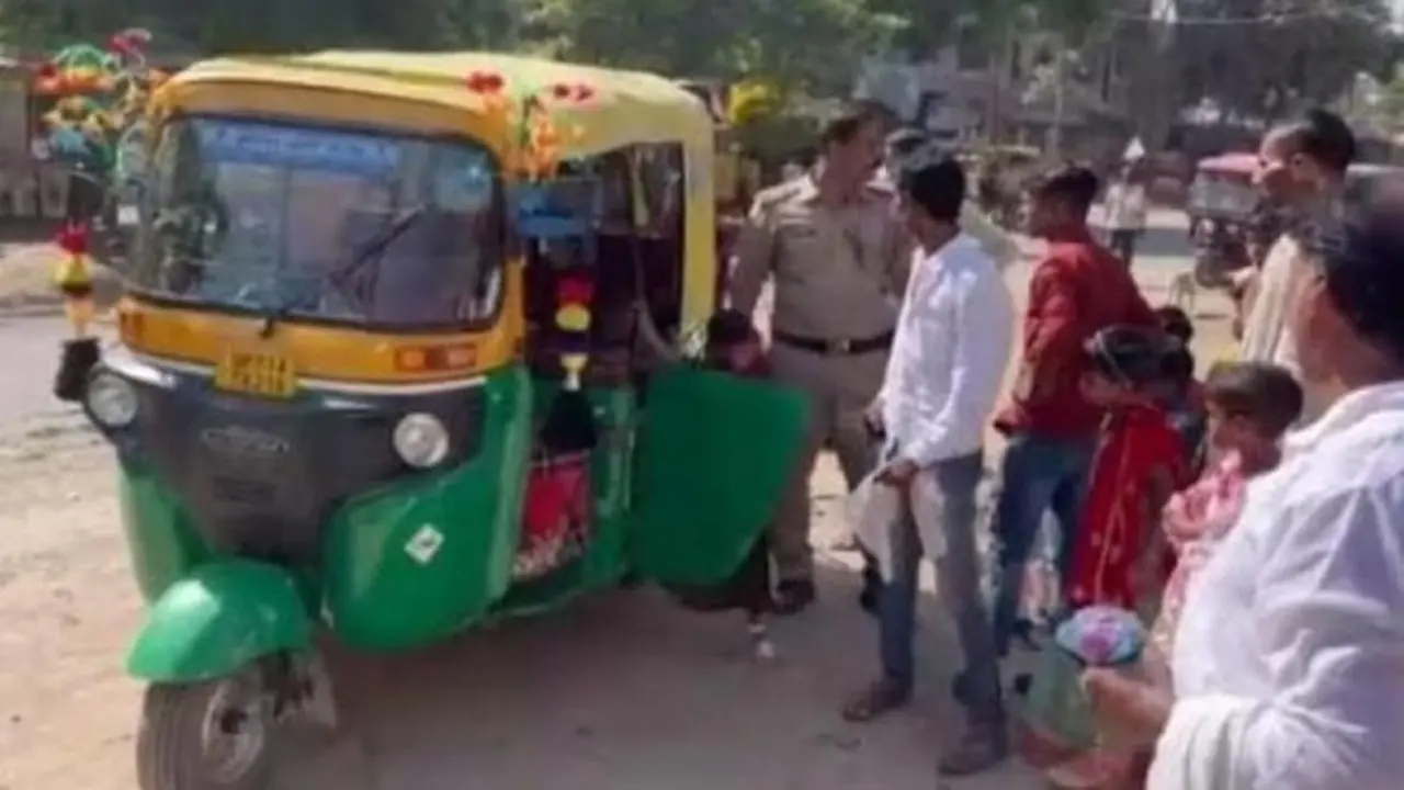 Ngebut di Jalan, Bajaj Ini Angkut 27 Orang saat Ditilang Polisi