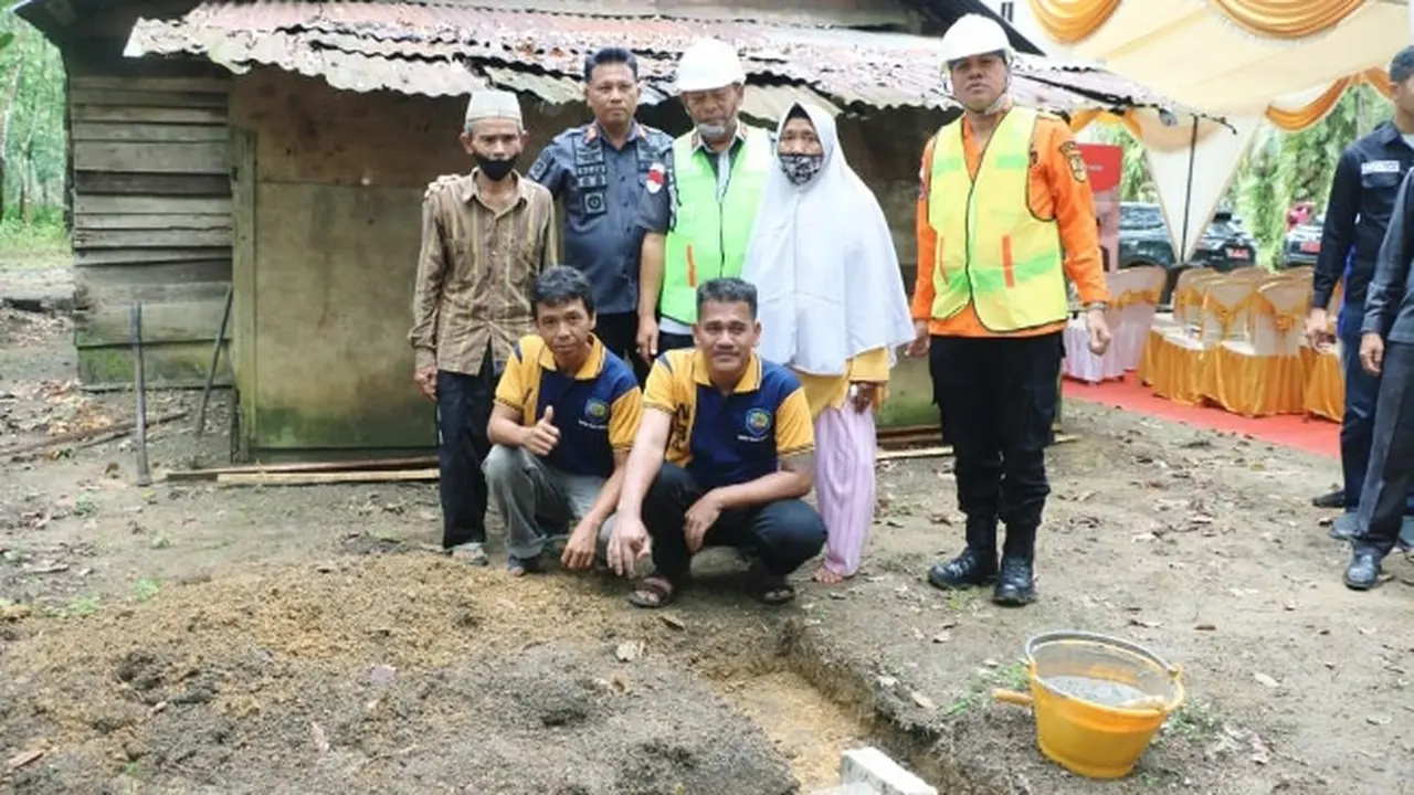 Peletakan batu pertama rumah layak huni yang ikut dibantu pembangunannya oleh warga binaan Lapas Teluk Kuantan, Kabupaten Kuansing.